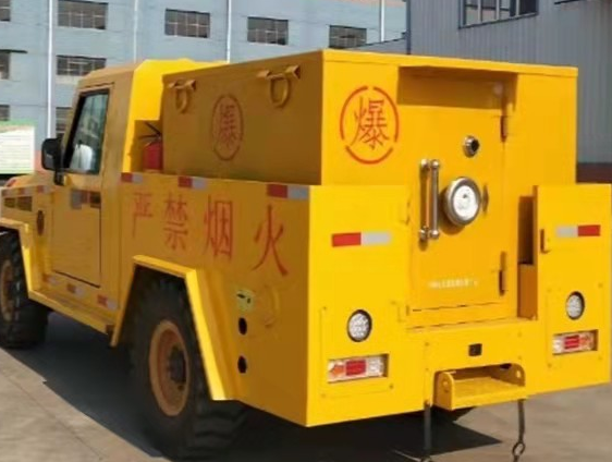 新兴镇凯龙爆破器材运输车：保障爆破任务的安全运行